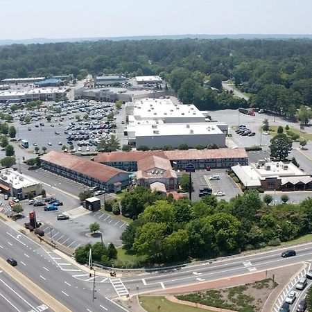 Howard Johnson By Wyndham Columbus Fort Moore Exterior foto