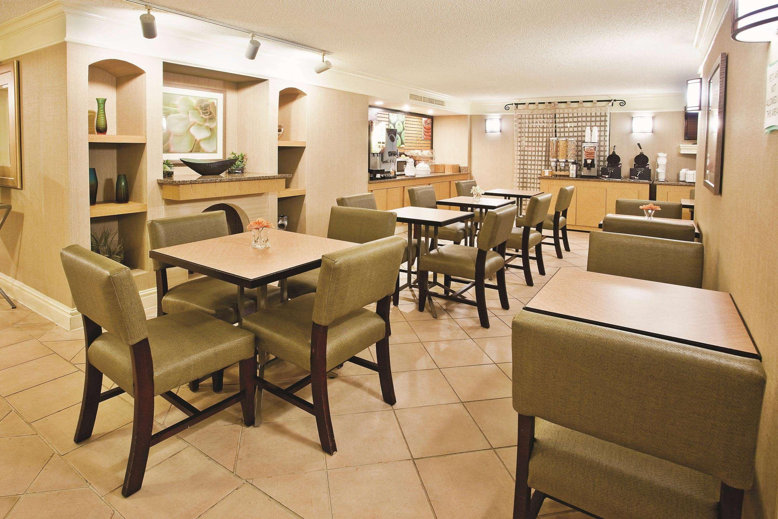 Howard Johnson By Wyndham Columbus Fort Moore Exterior foto