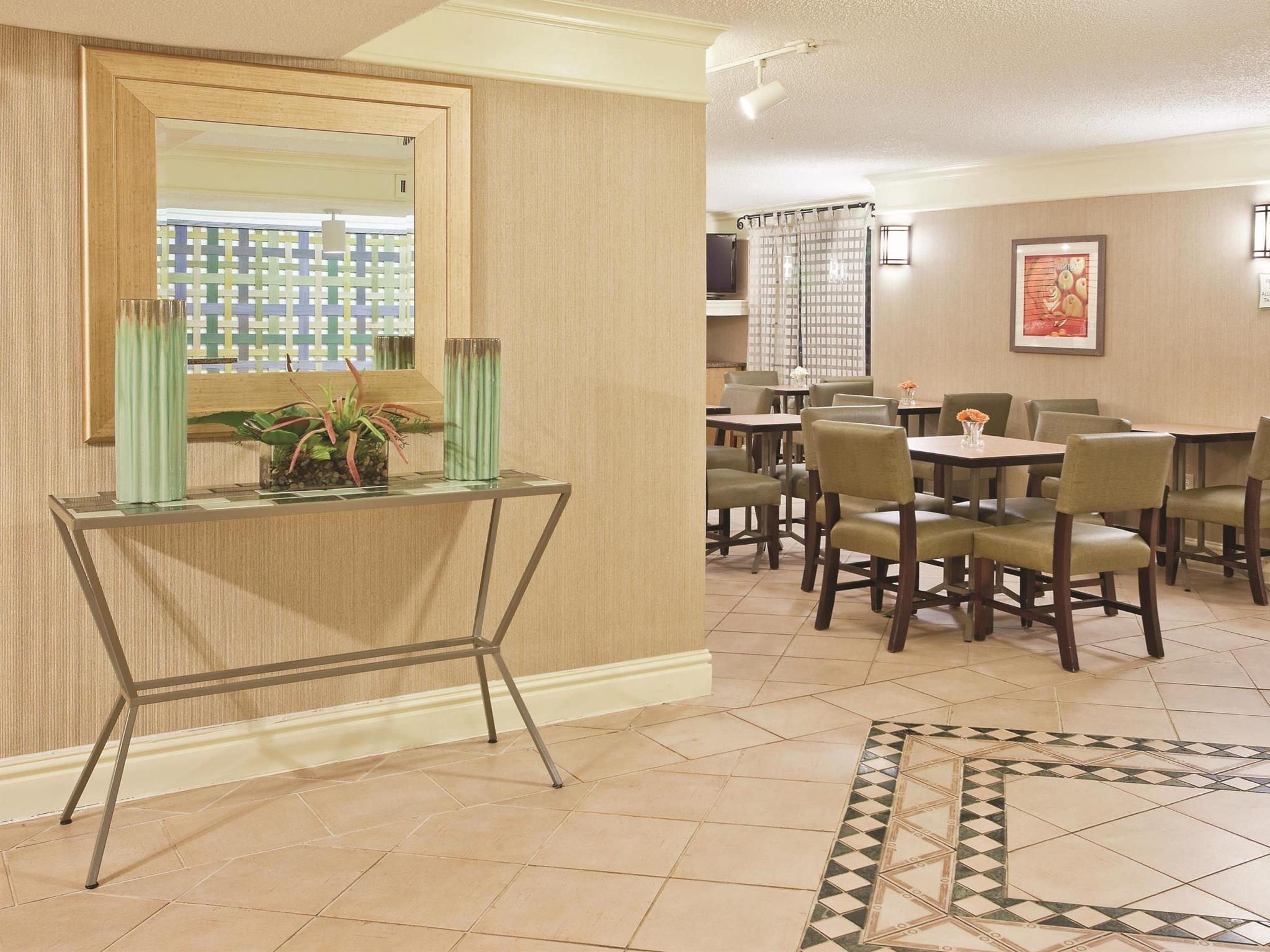 Howard Johnson By Wyndham Columbus Fort Moore Exterior foto