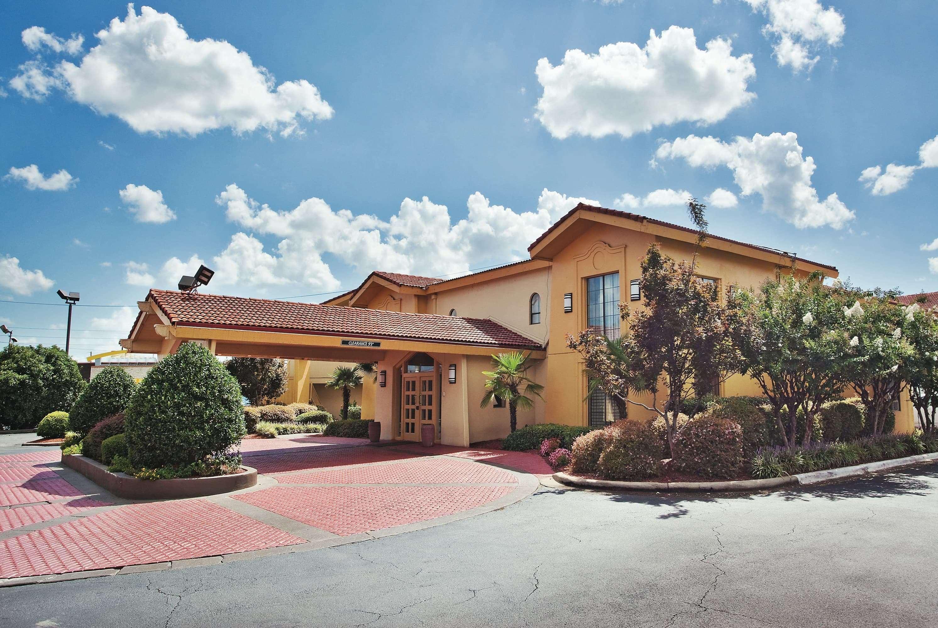 Howard Johnson By Wyndham Columbus Fort Moore Exterior foto