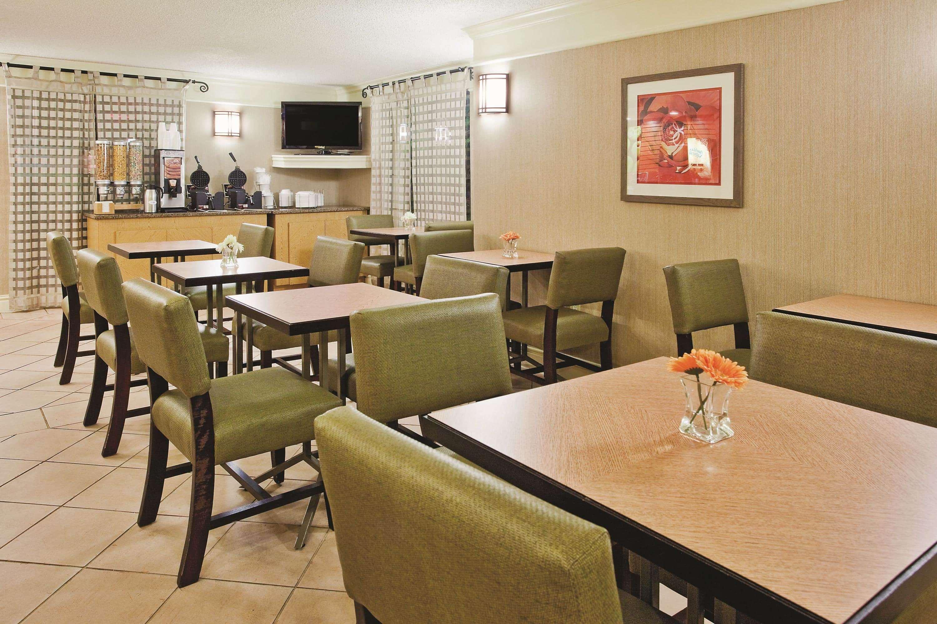 Howard Johnson By Wyndham Columbus Fort Moore Exterior foto