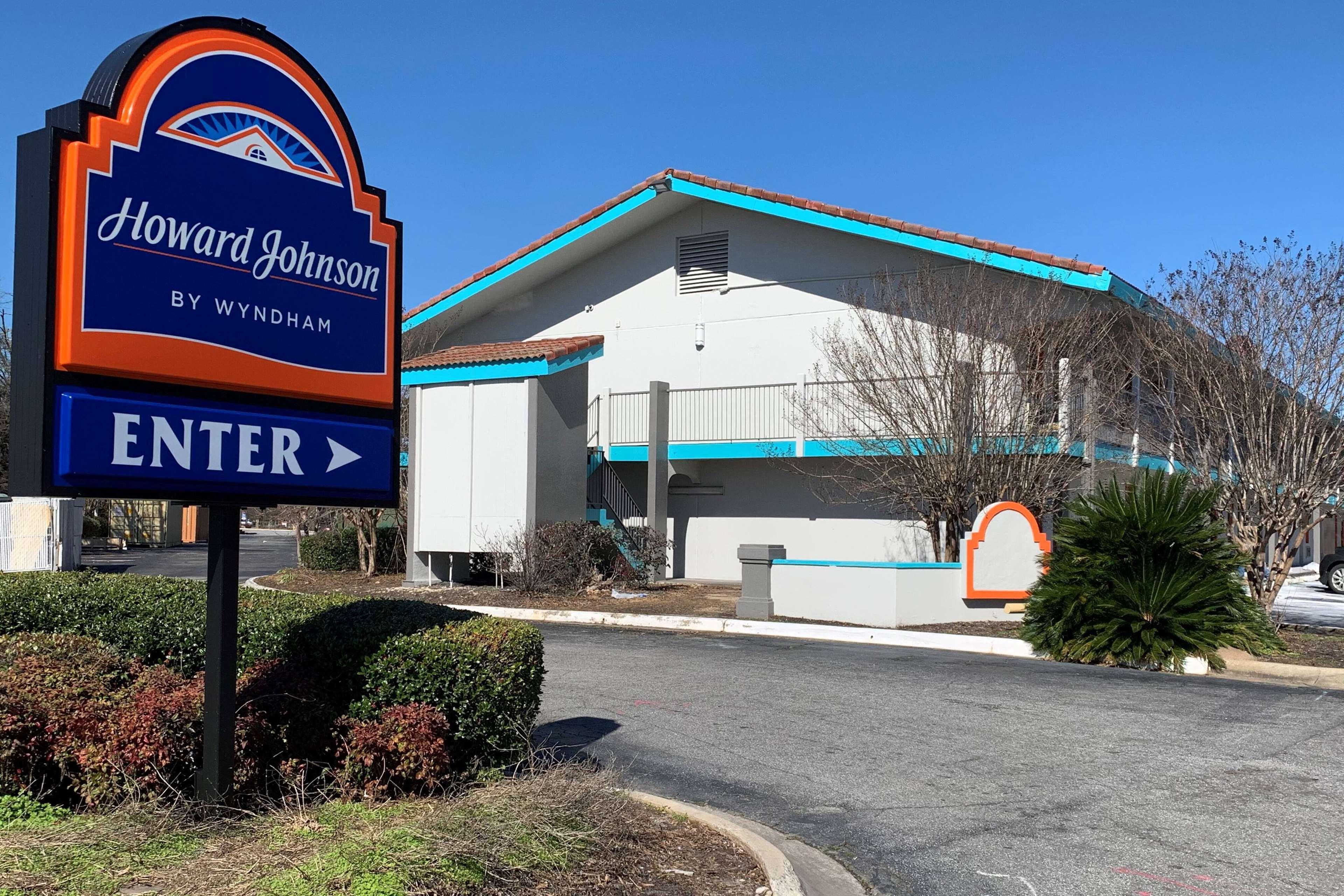 Howard Johnson By Wyndham Columbus Fort Moore Exterior foto