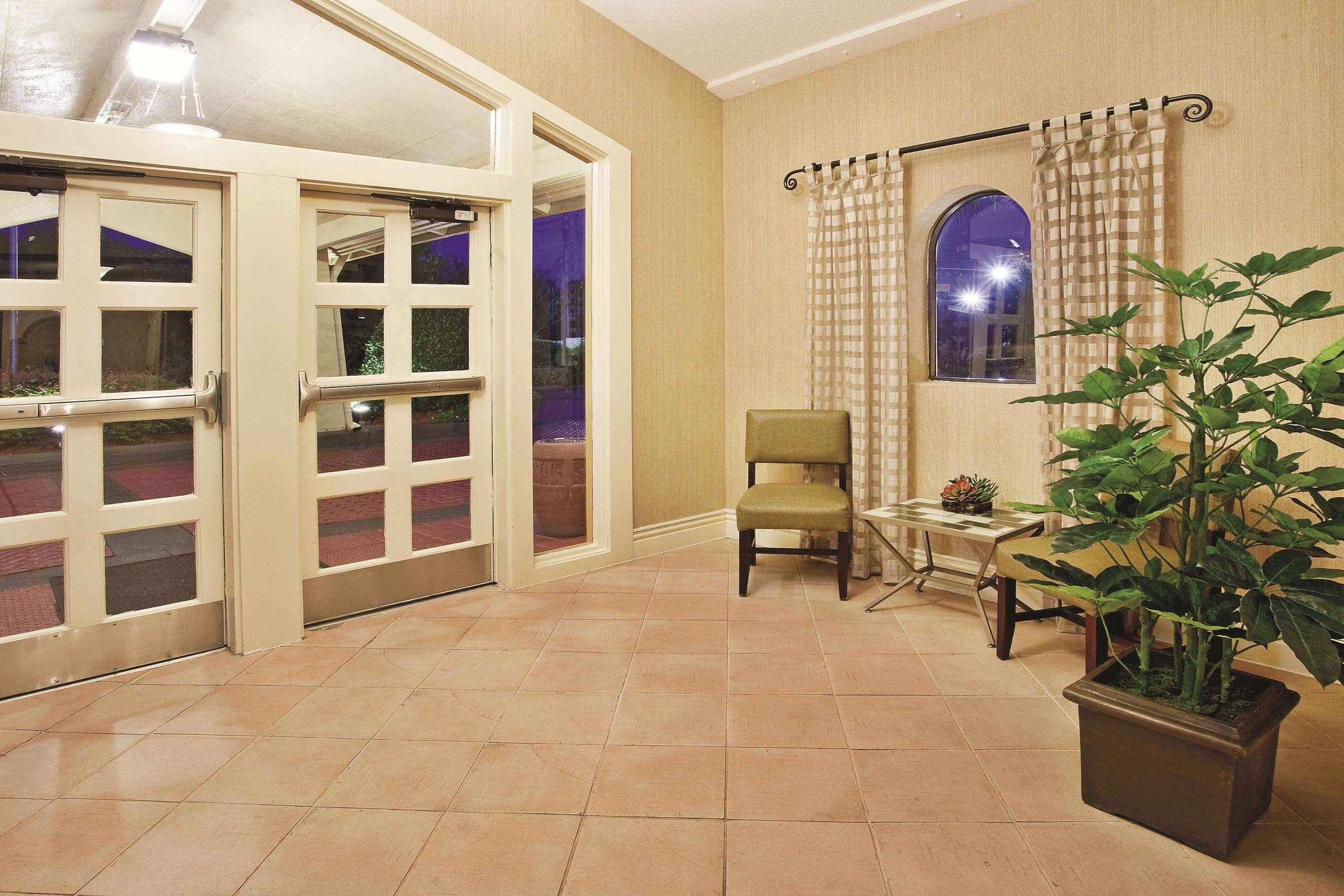 Howard Johnson By Wyndham Columbus Fort Moore Exterior foto