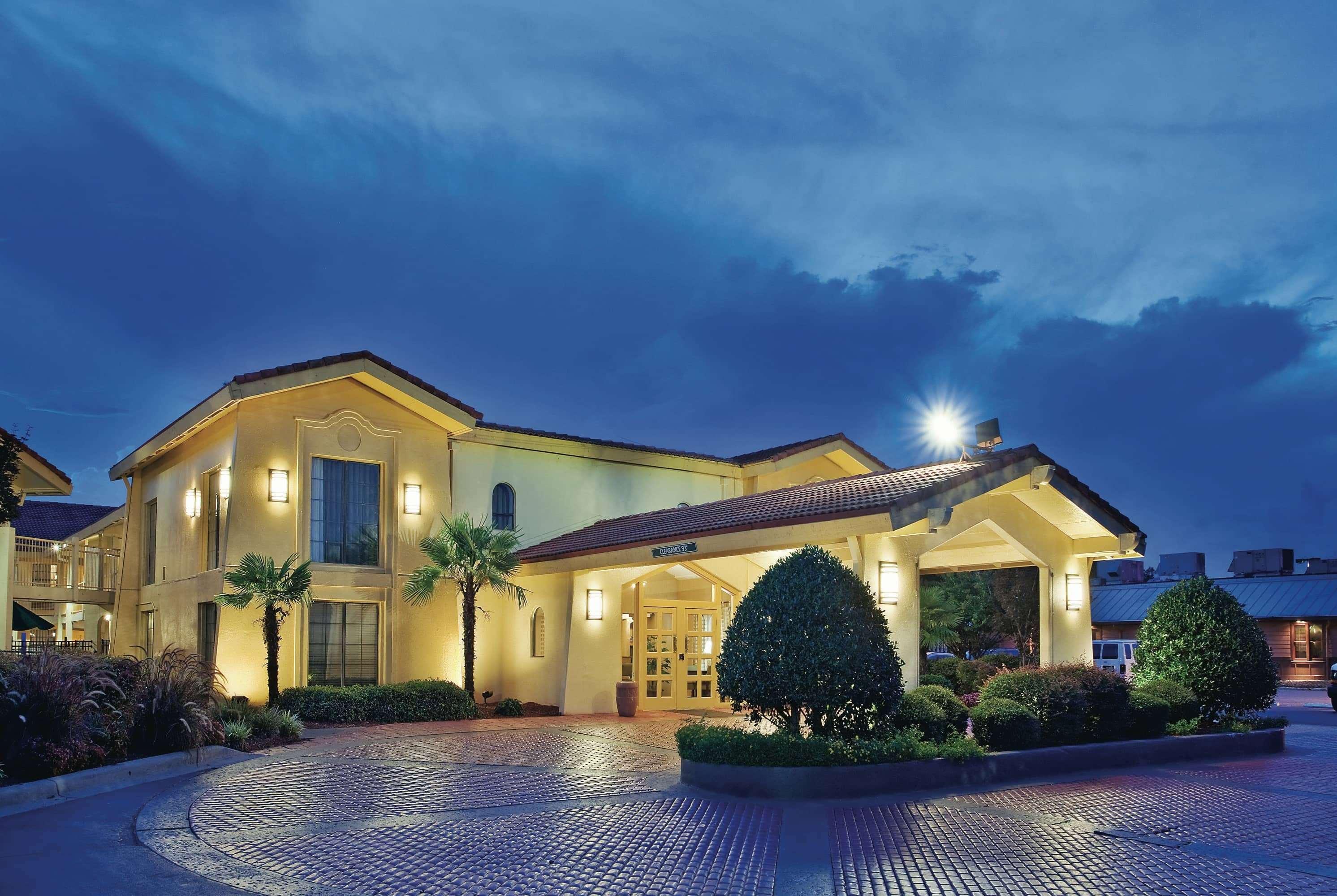 Howard Johnson By Wyndham Columbus Fort Moore Exterior foto