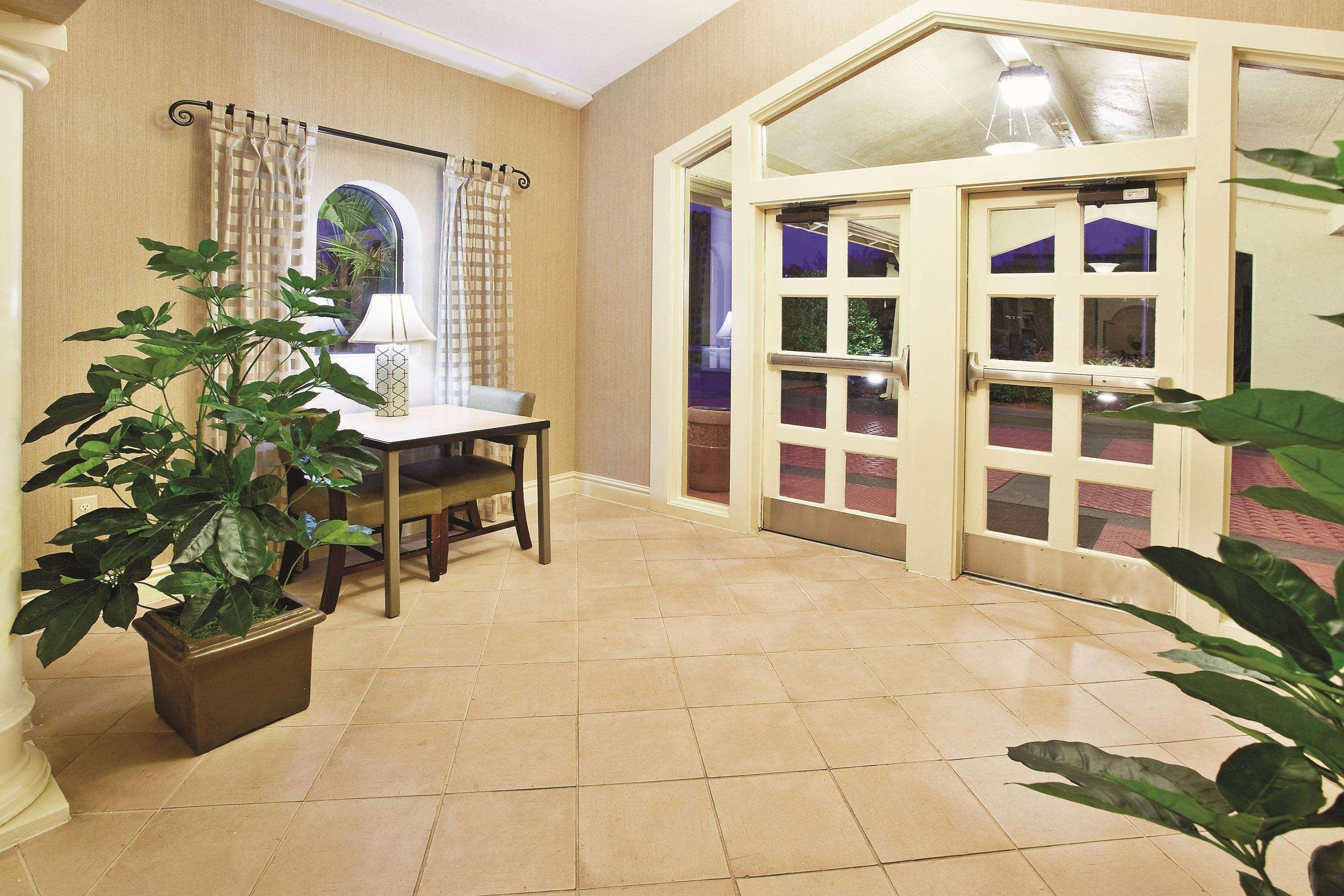 Howard Johnson By Wyndham Columbus Fort Moore Exterior foto